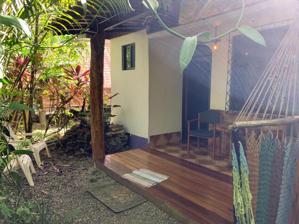 Cabinas Tito Cahuita Eksteriør billede