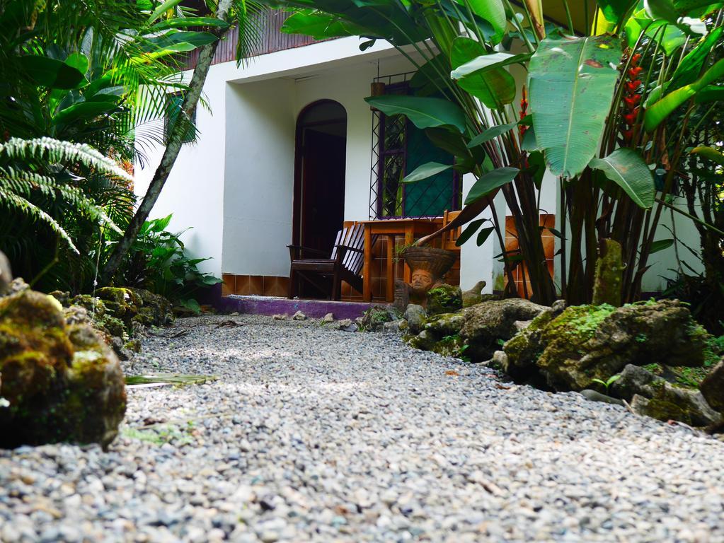 Cabinas Tito Cahuita Eksteriør billede